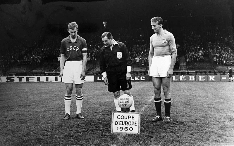 Kỳ Euro lần đầu tiên được tổ chức vào năm 1960 với 4 đội tuyển tham dự